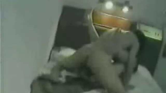 XXX bez rejestracji Piękna blondynka dostaje sprzęgło z ludźmi, którzy zarośnięte pipki kochają